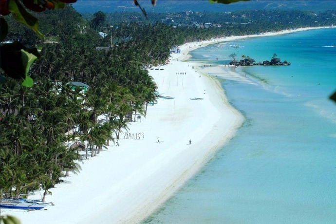 Na ostrově Borocay jsou hned dvě vyhlášené pláže – Bulabog Beach a White Beach. Pokud máte možnost se na toto kouzelné místo vydat, pospěšte si. Turistů přibývá, a tak je krása a nedotčenost těchto bílých pláží silně ohrožena.