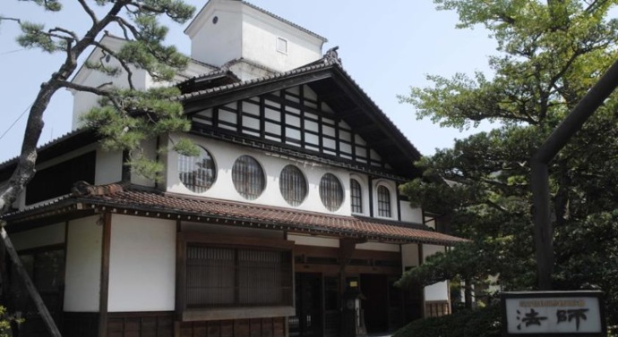 Po celá staletí vede nejstarší hotel na světě Hoshi Ryokan jedna rodina. Stavba se nachází v japonském městě Ishikawa, která byla založena v roce 718 a má 100 pokojů zařízených v japonském stylu. Tradiční čajový obřad na přivítanou nemine žádného návštěvníka.