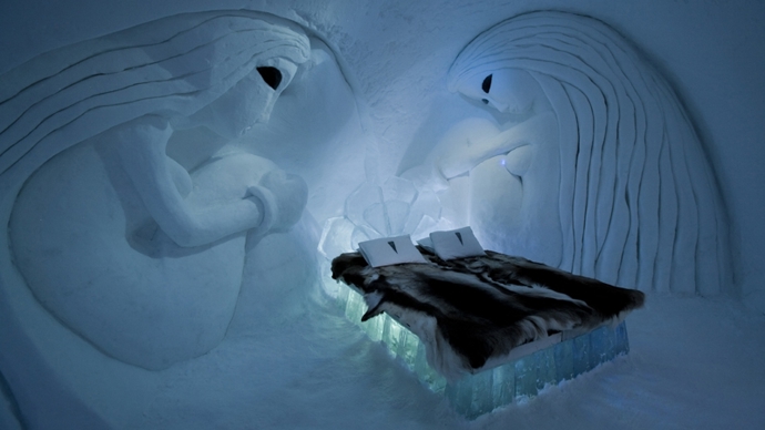 Nejchladnější hotel na světě Ice hotel mají ve Švédsku. Pobyt v budově z ledu, kde je průměrná teplota kolem minus šesti stupňů Celsia je pro opravdové otužilce. Rezervační systém přeplněný nemají, takže pokud máte pořádnou péřovku a chuť spát ve sněhu, nic vám nebrání!