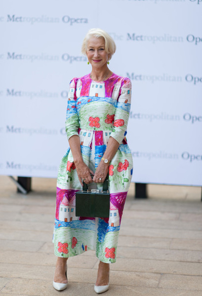 Herečka Helen Mirren je sympatická svou přirozeností. Její outfity nejsou největšími módními highlity, ale přesto má svůj vzhled zvládnutý na jedničku. Herečka Helen Mirren je sympatická svou přirozeností. Její outfity nejsou největšími módními highlity, ale přesto má svůj vzhled zvládnutý na jedničku.