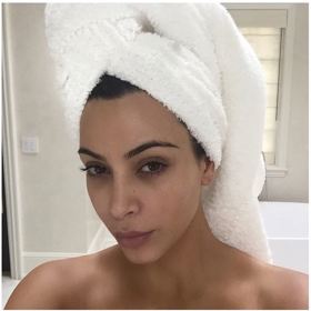 Kim Kardashian má pleť hladkou jako dětskou tvářičku.