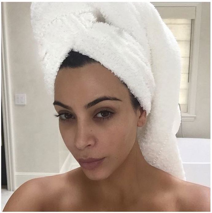 Kim Kardashian má pleť hladkou jako dětskou tvářičku.