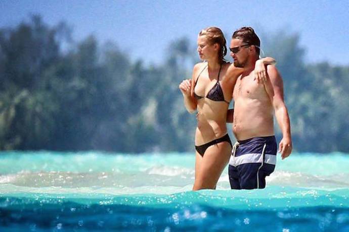 Jsou víc sexy muži se six-packem nebo s poněkud vystouplým tzv. pivním bříškem? Podle poslední debaty, kterou rozpoutaly papparazzi snímky některých herců na dovolené (zdravíme Leonarda!) je trocha chlapského tuku v pase vlastně fajn. Ženy prý na mužích s vizáží usedlého taťky oceňují, že nejsou sebestřední, je s nimi legrace a mohou si s nimi vychutnat jídlo bez provinilých pocitů. Že tohle není žádná novinka? Samozřejmě, že ne, ale právě v roce 2015 dostali tito sympaticky vypasení týpci svou nálepku – dad bod, která vyjadřuje rovnováhu mezi tak trochu pivním a tak trochu vypracovaným břichem. Jinými slovy, tito muži nejsou vyloženě tlouštíci, občas dokonce rádi zajdou do fitka, ale neodpustí si ani pořádného burgera nebo „pivsona“. Foto: Profimedia