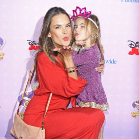 Anja je sice ještě malinká, ale už teď je celá maminka Alessandra Ambrosio. Anja je sice ještě malinká, ale už teď je celá maminka Alessandra Ambrosio.