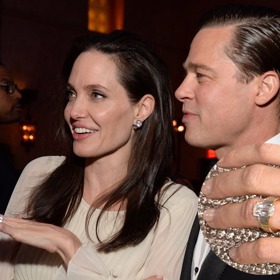 Když to ještě byla láska jako trám, navrhl osobně Brad Pitt pro Angelinu prsten za 40,5 milionů korun. Navrhnout a vyrobit ho trvalo jeden rok. 
