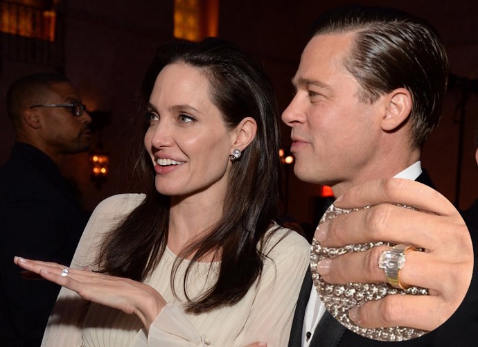 Když to ještě byla láska jako trám, navrhl osobně Brad Pitt pro Angelinu prsten za 40,5 milionů korun. Navrhnout a vyrobit ho trvalo jeden rok.
Když to ještě byla láska jako trám, navrhl osobně Brad Pitt pro Angelinu prsten za 40,5 milionů korun. Navrhnout a vyrobit ho trvalo jeden rok.