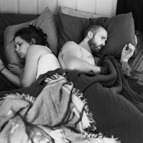 Jak vypadá závislost na smartphonech? Z těchto fotografií vás přepadne úzkost.
