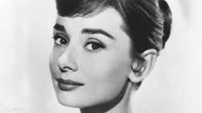 Audrey Hepburn

„Věřím v růžovou. Věřím, že smích je nejlepší spalovač kalorií. Věřím v líbání, v hodně líbání. Věřím, že šťastné dívky jsou ty nejkrásnější dívky. Věřím, že zítřek je novým začátkem, a věřím v zázraky.“
