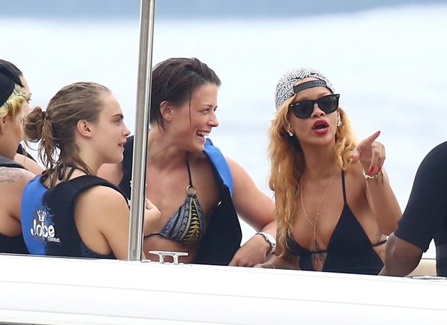 1-CaraDelevingneRihannaCaraDelevingneVacationGa8kjNwqkbPx_copy