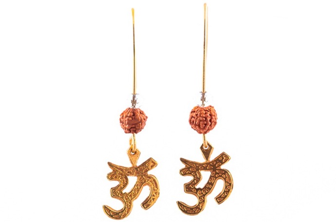 Náušnice se semenem Rudraksha z kolekce Óm Collection, 1390 Kč, www.mooyyy.cz Náušnice se semenem Rudraksha z kolekce Óm Collection, 1390 Kč, www.mooyyy.cz