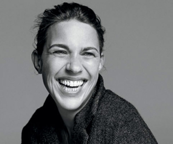 Usměvavá návrhářka Isabel Marant s módou ráda experimentuje. Nás zaujaly její tenisky na platformě. Usměvavá návrhářka Isabel Marant s módou ráda experimentuje. Nás zaujaly její tenisky na platformě.