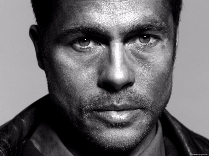 Dannyho parťák a pro mnohé ženy nejkrásnější chlap planety William Bradley Pitt nemohl v našem žebříčku chybět. Rodák z Oklahomy šel po střední škole studovat žurnalistiku a grafický design, od dětství jej to ale táhlo k filmu. Nakonec školu opustil, přestěhoval se do LA a chodil na herecké kurzy. Vydělával na ně prodejem zmrzliny, hlídáním parkoviště nebo živou reklamou, kdy se převlékal za kuře. Později se dostával k menším televizním a filmovým rolím, průlom přišel s filmem Interview s upírem. O rok později natočil 12 opic, za což byl nominován na Oscara. Téma samo o sobě jsou ženy, chodil s Christinou Applegate, Juliette Lewis a Gwyneth Paltrow. V roce 1998 začal randit s Jennifer Aniston, kterou si o dva roky později vzal. Manželství vydrželo do roku 2005, kdy měl premiéru film Mr. & Mrs. Smithovi. Jeho životní partnerkou se k nevoli mnoha žen stala Angelina Jolie, se kterou má Brad šest dětí, tři adoptované a tři vlastní. 
Foto: walldesktop.blogspot.com