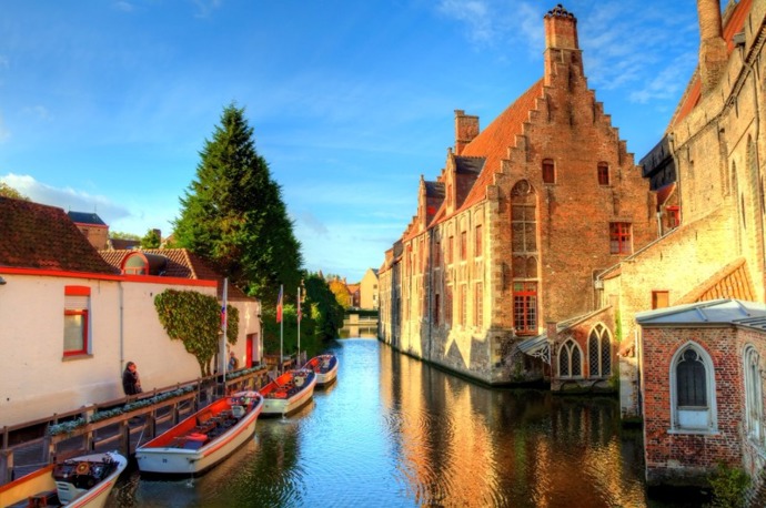 Bruggy se nachází na severozápadě Belgie přibližně 90 km od Bruselu. Podobně jako Stockholm je město nazýváno Benátkami severu, i dnes dýchá romantickou atmosférou belgického středověku, kterou ucítíte na každém kroku. Nenechte si ujít plavbu na loďce po husté síti vodních kanálů, která vám představí město z jiného úhlu pohledu.