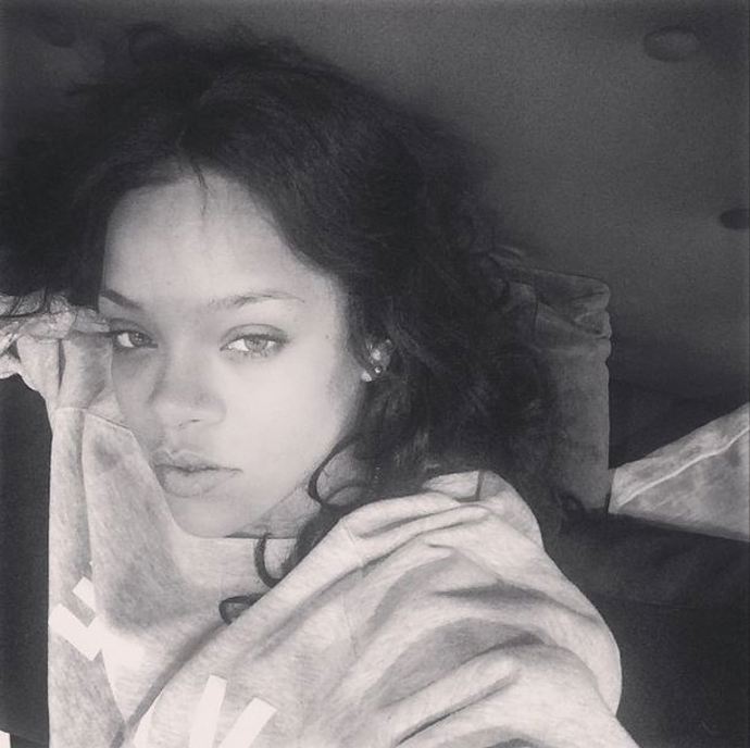 Rihanna je okouzlující, ať už s make­upem, nebo bez něj.