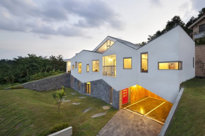 Střecha tohoto domu je inspirována horským reliéfem, takže krásně koresponduje s okolím, ve kterém se v Jižní Koreji nachází. Navrhlo jej korejské architektonické studio Apparat-C. Střecha tohoto domu je inspirována horským reliéfem, takže krásně koresponduje s okolím, ve kterém se v Jižní Koreji nachází. Navrhlo jej korejské architektonické studio Apparat-C.
