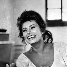 Italská diva byla ohromnou kráskou od 60. let a zůsává jí dodnes. Její tajemství? Olivový olej. Alespoň dvě lžíce denně do jídla a pak se jím také po koupeli natřít, aby byla kůže krásně zvláčněná a hebká. Italská diva byla ohromnou kráskou od 60. let a zůsává jí dodnes. Její tajemství? Olivový olej. Alespoň dvě lžíce denně do jídla a pak se jím také po koupeli natřít, aby byla kůže krásně zvláčněná a hebká.