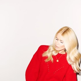 Top modelka Claudia Schiffer přišla se svojí značkou až letos. Barvy svetrů jsou inspirované jejími cestami po Španělsku, takže rozzáří i ty nejpošmournější podzimní a zimní dny. Ceny se pohybují kolem 190 liber.