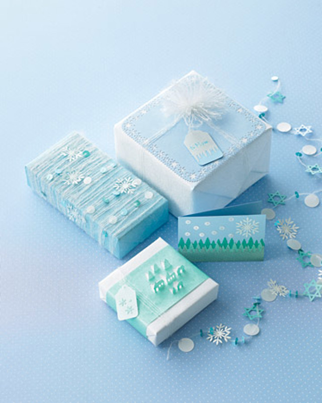 gift-wrapping-present-idea-fun-easy-unique-paper-snowflakes-on-string-accent-ribbobeautiful-craft-diy-christmas-holiday-recycle-kids-wedding-family-collection-birthday-christmas-anniversary-festival-inspiration