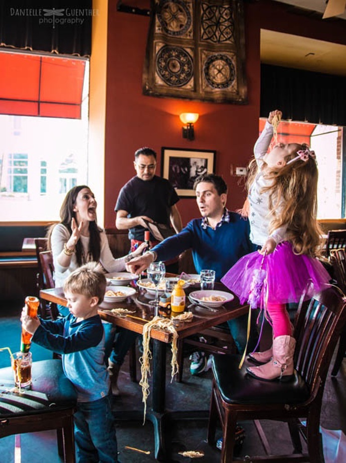 Ten moment v restauraci, kdy se chcete okamžitě propadnout do země, ale ještě musíte zaplatit a obléknout děti. Ten moment v restauraci, kdy se chcete okamžitě propadnout do země, ale ještě musíte zaplatit a obléknout děti.