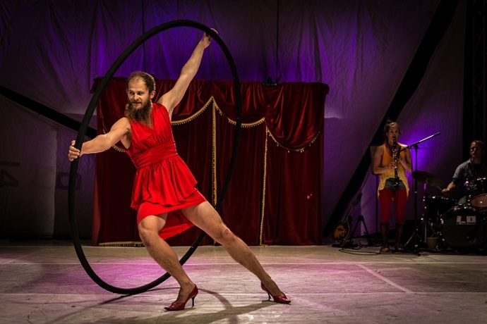 Za novým cirkusem do Trutnova: probíhá jedinečný festival Cirk-UFF! Za novým cirkusem do Trutnova: probíhá jedinečný festival Cirk-UFF!