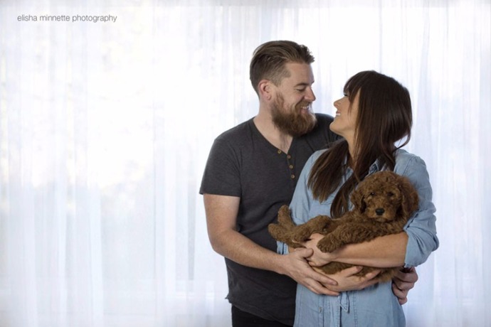 Místo miminka si pořídili štěně a jejich  fotografie se rychle staly virálními