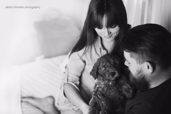 Místo miminka si pořídili štěně a jejich  fotografie se rychle staly virálními