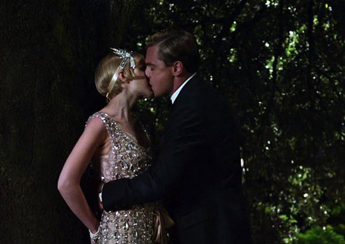 Leonardo potřetí, role roztoužených mužů jsou mu zkrátka souzené. Coby Gatsby čekal na tento moment celá léta, což líbací scéně s Carey Mulligan dodává zvlástní napětí. 