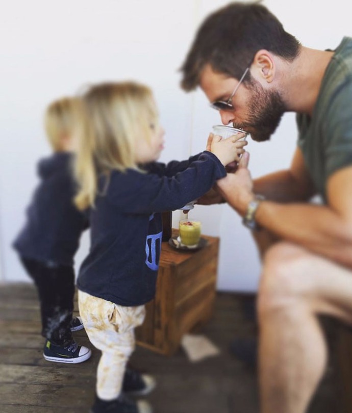 Tristan se stará o to, aby táta dostal svou ranní kávu Tristan se stará o to, aby táta dostal svou ranní kávu