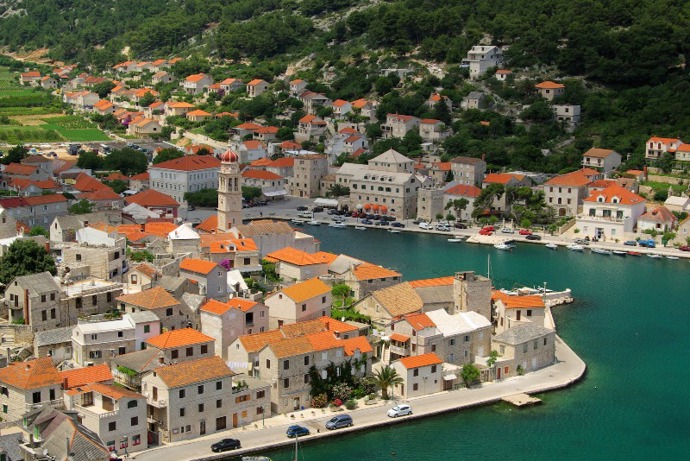 Přístavní městečko Pučišća se nachází na severním pobřeží ostrova Brač. Oblast je známá i pro svoji kamenickou tradici, kámen z místních kamenolomů byl dokonce zabudován do budovy Bílého domu ve Washingtonu.