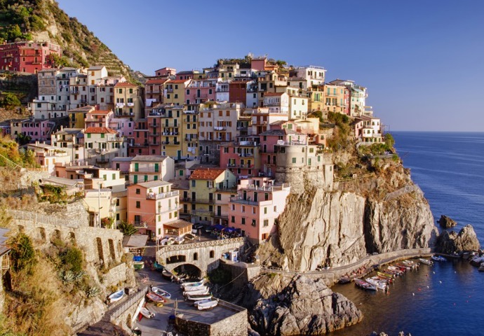 Místní jsou specialisté na víno a datlovou polévku. Manarola byla kdysi tak odříznutá, že jejích zhruba 850 obyvatel mluví vlastním dialektem. Toto historické městečko, zapsané ve světovém dědictví UNESCO, je tak unikátní, že ho dali i do jedné počítačové hry.