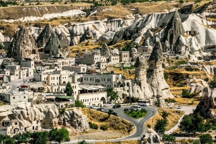Goreme leží v údolí obklopeném skalními útvary, které voda a vítr vyrobily v měkkém sopečném tufu pocházejícím z nedaleké sopky. Za návštěvu určitě stojí Muzeum pod širým nebem s nejlépe dochovanými malbami ve skalních kostelích.
