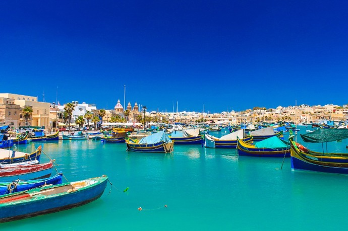 Marsaxlokk je tradiční rybářské městečko na jihovýchodě Malty. Každou neděli se zde koná velký trh, na kterém najdete nespočet ryb a dalších mořských plodů. Pokud toto malebné místo navštívíte, rozhodně si zajděte do jedné z místních restaurací a objednejte si něco z moře.
