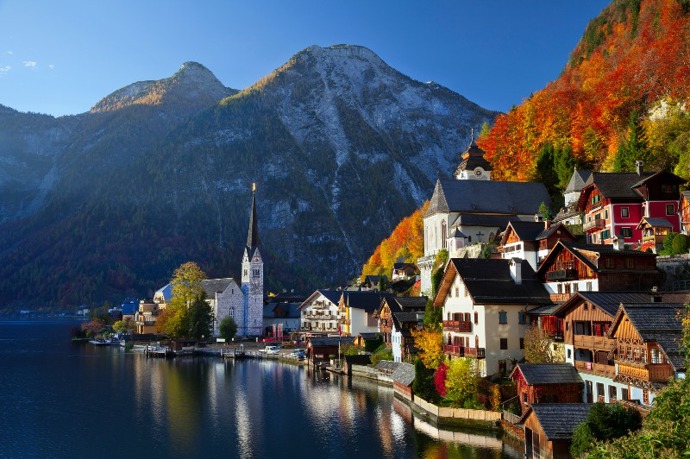 Jezerní město Hallstatt je, společně s pohořím Dachstein a Solnou komorou, zapsáno na seznamu světového dědictví UNESCO a je považováno za jedno z nejkrásnějších jezerních měst na světě. Za návštěvu stojí nejen v létě, ale v jakoukoliv roční dobu. Zajímavostí je, že v červnu 2012 byla v čínské provincii Kuang-tung slavnostně otevřena kopie tohoto městečka, která vznikla jako developerský projekt pro zámožné Číňany.