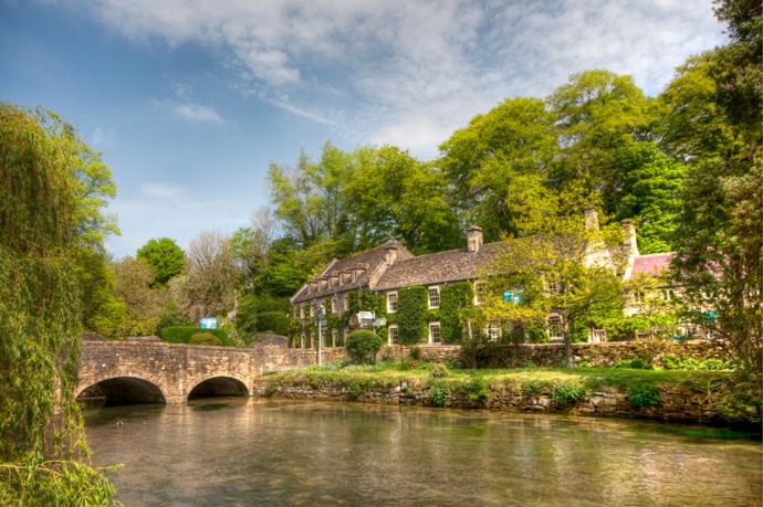Chcete-­li uniknout moderním technologiím a uspěchanému stylu života, navštivte vesničku Bibury. Budete mít příjemný pocit, že se zde zastavil čas. Tradiční stavení, starý mlýn a malebné mosty přes řeku Coln, která se vlévá přímo do řeky Temže.