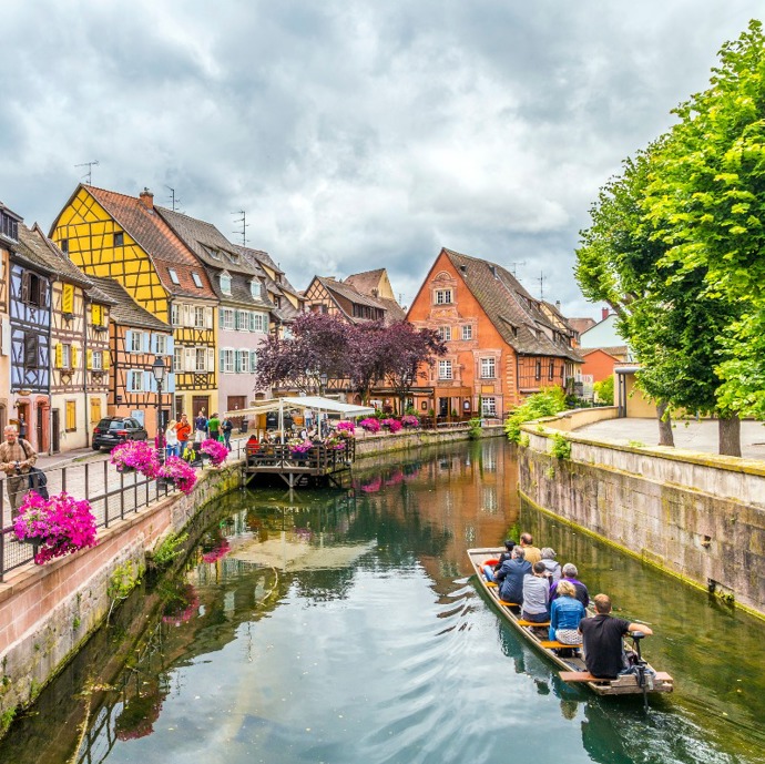 Na půl cesty mezi Štrasburkem a Basilejí se rozkládá město Colmar, které je nazýváno hlavním městem alsaských vín. Tohle město je unikátní směsí francouzské a německé architektury, kultury a ducha. Každý srpen se zde koná veletrh vína, takže ideální čas pro návštěvu právě nastal. Jedna ze čtvrtí se nazývá La petite Venise neboli Malé Benátky, toto pojmenování získala díky četným vodním kanálům. Nad kanály se tyčí staré městské domy, které dokreslují malebnou a romantickou atmosféru.