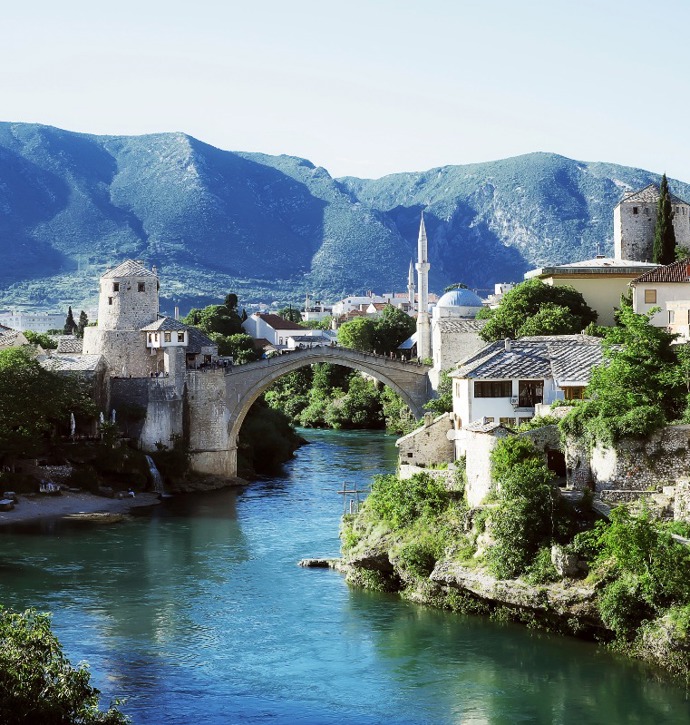 Mostar se nachází na důležité dopravní spojnici mezi Sarajevem a Metkovićem. V roce 1995 bylo zahájeno znovuvybudování mostu, jenž dal městu jméno. Stavba trvala pět let a v roce 2005 byl most znovu zapsán na seznam dědictví UNESCO.