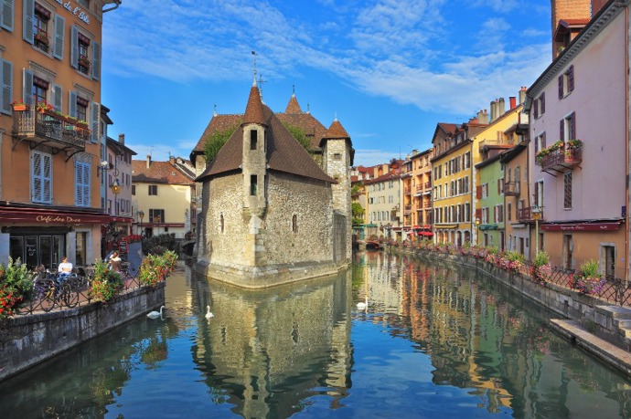 Annecy je kouzelné městečko, které je obklopeno rozlehlým jezerem a turisté se zde mohou ztratit ve spleti uliček a kanálů, zvláště pokud do města zavítají v době konání místních trhů. Pýchou a radostí Annecy jsou místní zahrady, díky nim vyhrálo městečko už několikrát cenu za nejkvětnatější město Francie.