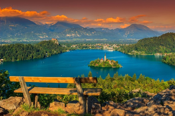 Kouzelná příroda, nádherná architektura, Julské Alpy, ale bezpochyby největším turistickým lákadlem je jezero Bled. V tomto velkém jezeře se můžete koupat, jezdit na loďce, rybařit nebo se jen procházet okolo. Město leží asi 80 km od Lublaně a je ideálním startovním místem pro poznávání severovýchodního Slovinska.
