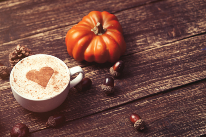 Na zahraničních kulinářských blozích a nabídce kaváren Starbucks je to velký hit - káva s našlehaným mlékem doplněná o dýňový sirup. Ideální podzimní nápoj!

Sirup si můžete udělat doma - z dýňového pyré (to vyrobíte rozmixováním upečené dýně), vody, třtinového cukru a koření, např. skořice a hřebíčku. 