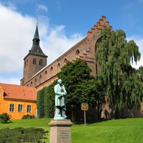 Toto město je velice úzce spjato se jménem pohádkáře Hanse Christiana Andersena, neboť se zde narodil. Rodný dům spisovatele je nyní velmi navštěvovaným muzeem.