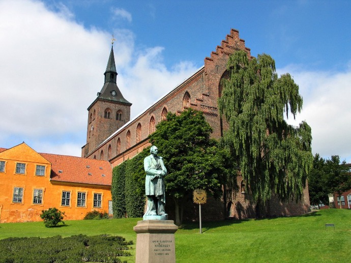 Toto město je velice úzce spjato se jménem pohádkáře Hanse Christiana Andersena, neboť se zde narodil. Rodný dům spisovatele je nyní velmi navštěvovaným muzeem.