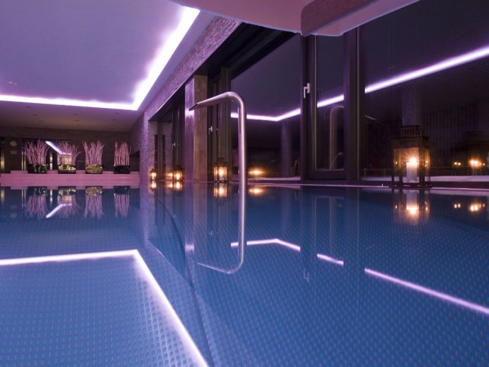 Bazén hotelu Vista je modromodrý