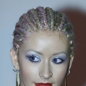 Nosila je Christina Aguilera, David Beckham a úplně každý, kdo chtěl být cool. Díky tomuto účesu krásně vynikal tvar hlavy. Nosila je Christina Aguilera, David Beckham a úplně každý, kdo chtěl být cool. Díky tomuto účesu krásně vynikal tvar hlavy.