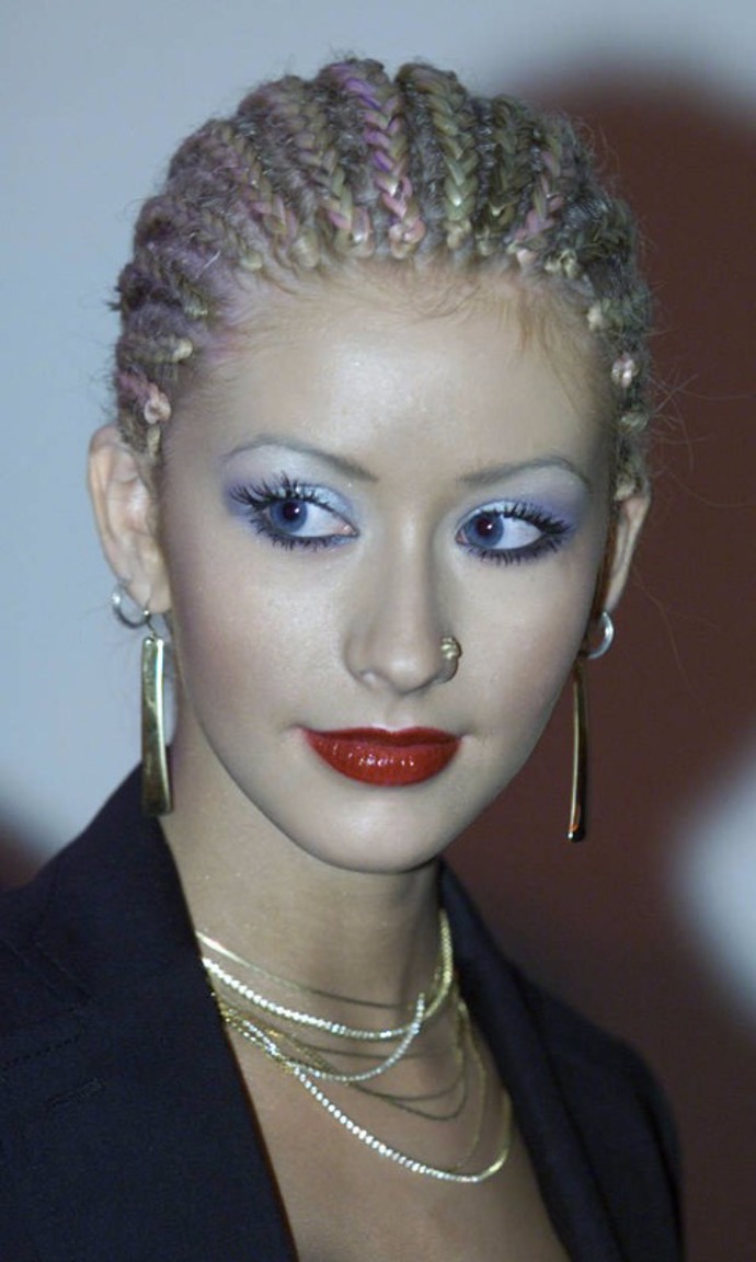 Nosila je Christina Aguilera, David Beckham a úplně každý, kdo chtěl být cool. Díky tomuto účesu krásně vynikal tvar hlavy. 