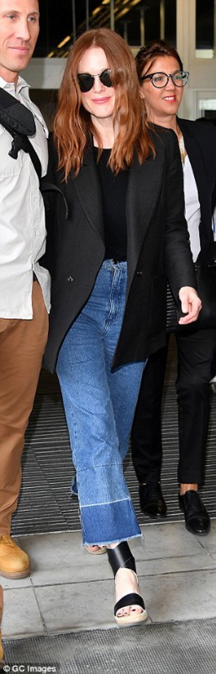 Julianne Moore má styl nejen na červeném koberci, ale i na letišti