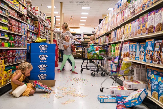 S třemi dětmi do supermarketu... a pak rovnou do blázince. S třemi dětmi do supermarketu... a pak rovnou do blázince.