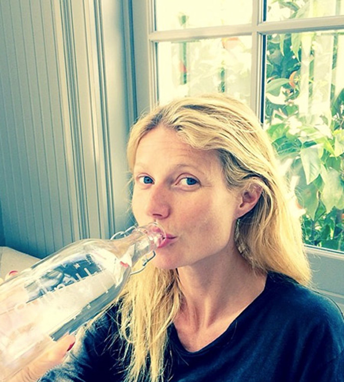 Bezchybná pleť Gwyneth Paltrow je bezpochyby výsledkem dodržování pitného režimu.