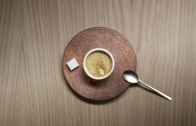 02_Set_De_Cafe_Noble_Porcelanovy__salek_s_podsalkem_z_mahagonoveho_dreva_design_Morphe_Debut_Gallery_cena_2550_Kc_