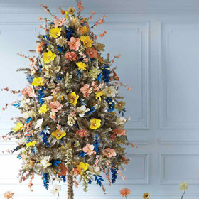 Také americká televizní hvězda a inspirátorka Martha Stewart má svůj květinový stromeček. Postup dekorování prozradila na svém blogu: http://www.marthastewart.com/1137154/floral-christmas-tree
