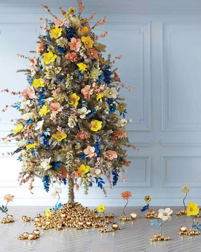 Také americká televizní hvězda a inspirátorka Martha Stewart má svůj květinový stromeček. Postup dekorování prozradila na svém blogu: http://www.marthastewart.com/1137154/floral-christmas-tree Také americká televizní hvězda a inspirátorka Martha Stewart má svůj květinový stromeček. Postup dekorování prozradila na svém blogu: http://www.marthastewart.com/1137154/floral-christmas-tree
